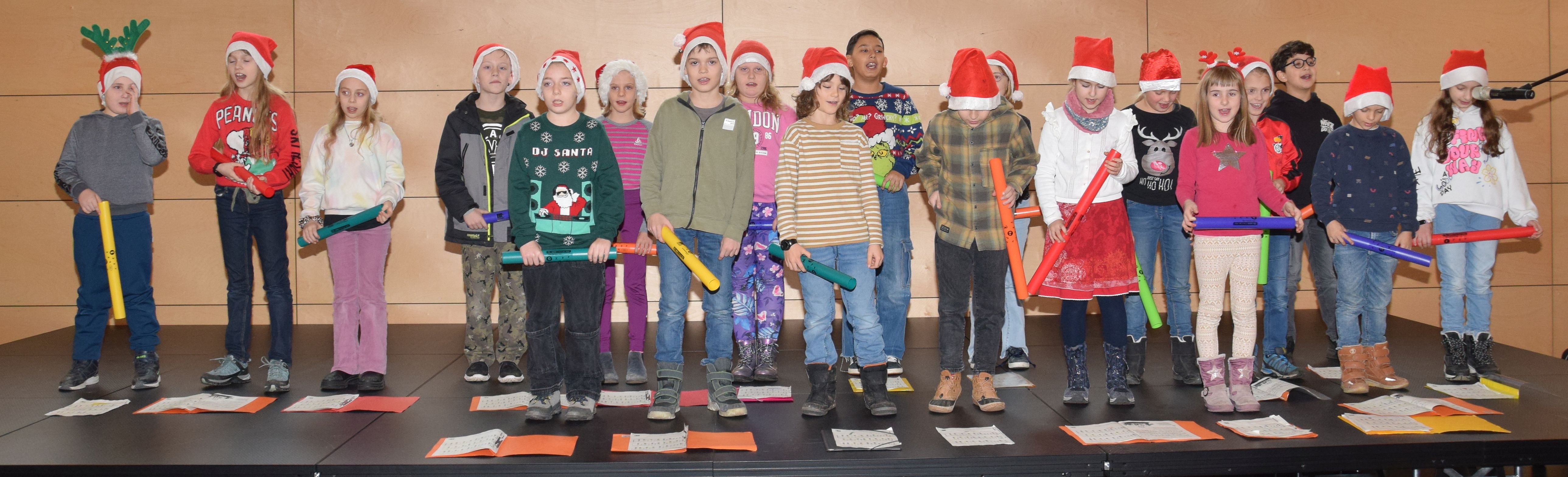 Foto von einer Klasse mit Boomwhackers auf der Bühne